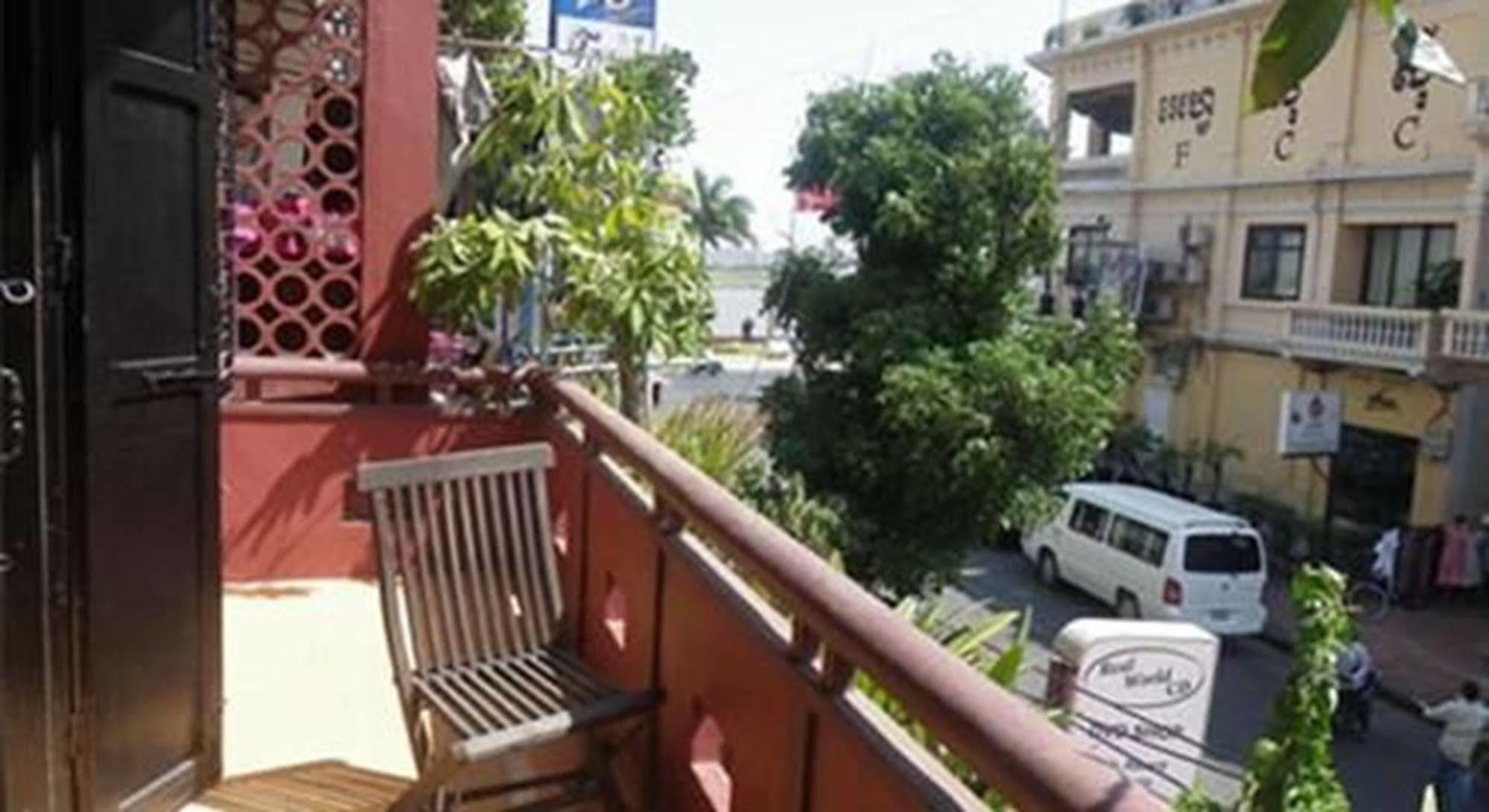 Sovanphum Guesthouse And Restaurant Phnom Penh Exterior photo